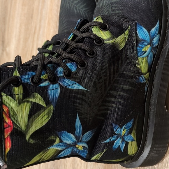 πππΈβ‘οΈDr. Martens Castel Black Boots with Floral Design Women's size 5πππΈβ‘οΈ - Picture 10 of 10